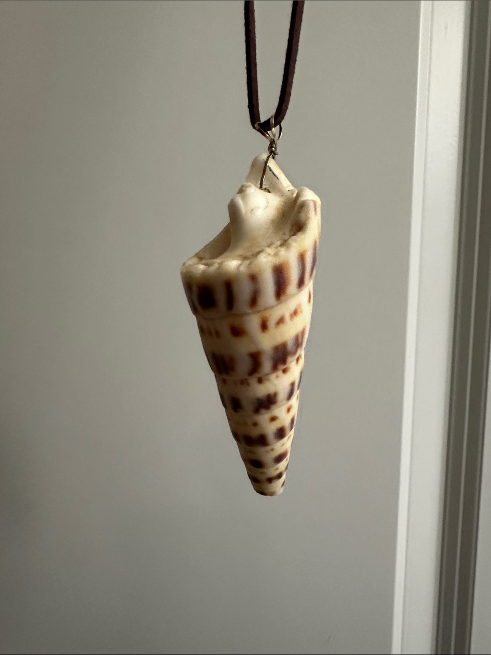 Hawaiian shell pendant strong!